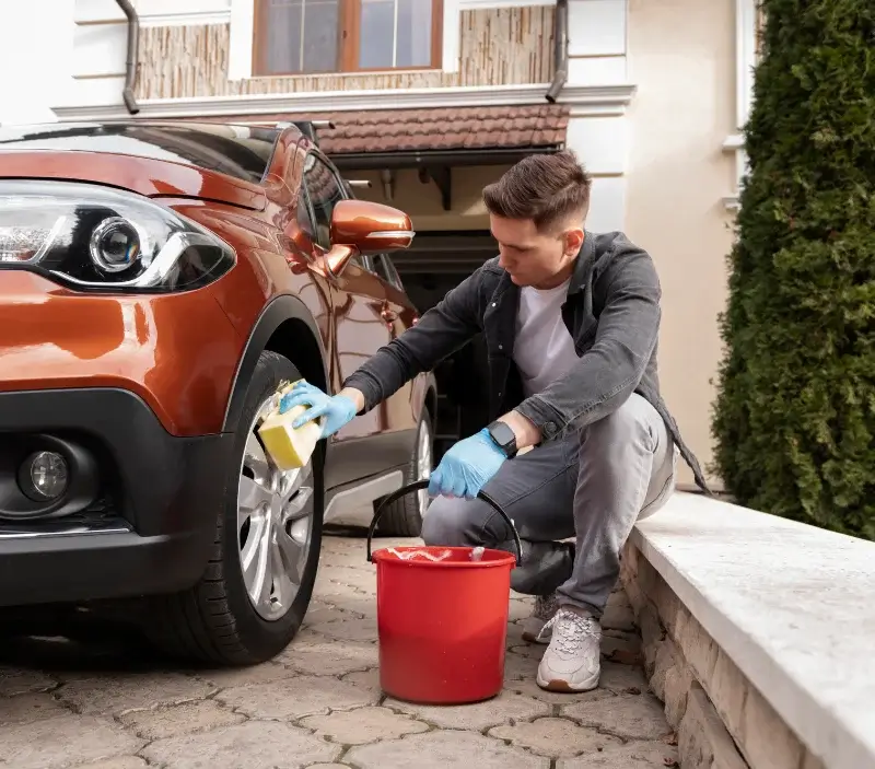 Lavage auto à domicile Le Gué-de-Velluire : professionnel intervenant sur un véhicule